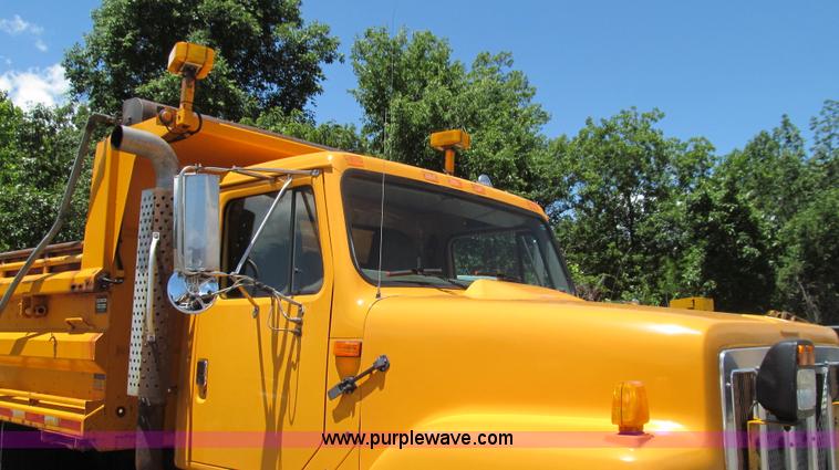 image for item G2021 2002 International F2554 dump truck