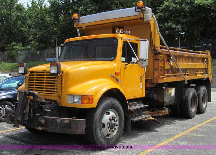 image for item G2027 1999 International 4900 dump truck