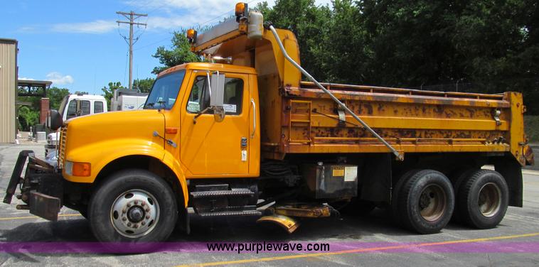image for item G2027 1999 International 4900 dump truck