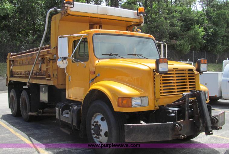 image for item G2027 1999 International 4900 dump truck