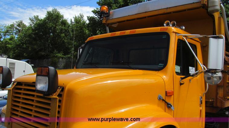 image for item G2027 1999 International 4900 dump truck
