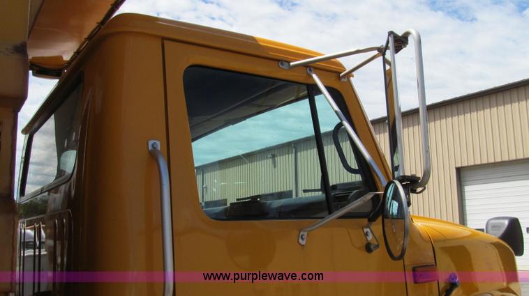 image for item G2027 1999 International 4900 dump truck