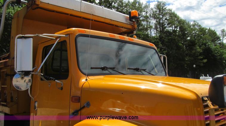 image for item G2027 1999 International 4900 dump truck