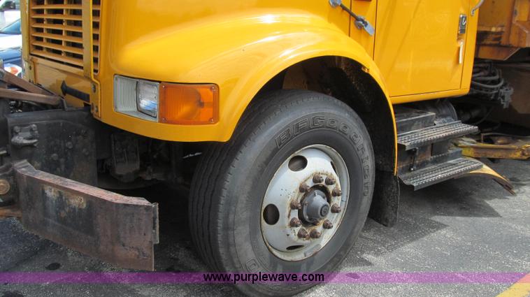 image for item G2027 1999 International 4900 dump truck