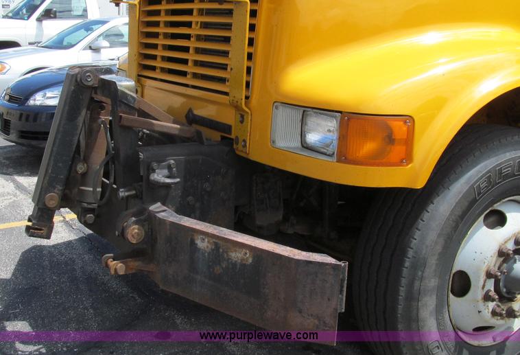 image for item G2027 1999 International 4900 dump truck