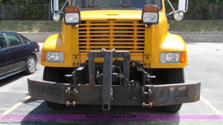 image for item G2027 1999 International 4900 dump truck