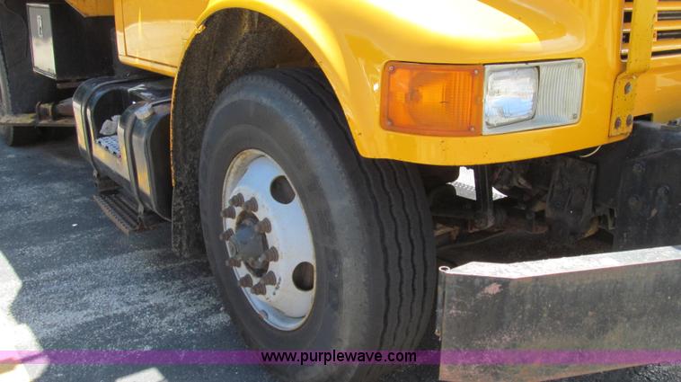 image for item G2027 1999 International 4900 dump truck