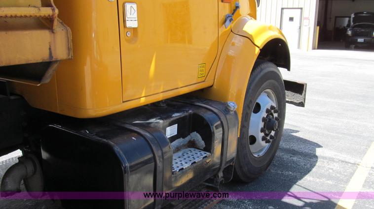 image for item G2027 1999 International 4900 dump truck
