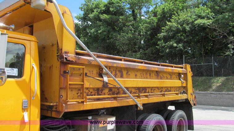image for item G2027 1999 International 4900 dump truck
