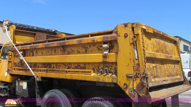 image for item G2027 1999 International 4900 dump truck