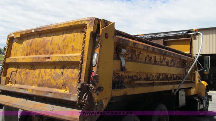 image for item G2027 1999 International 4900 dump truck