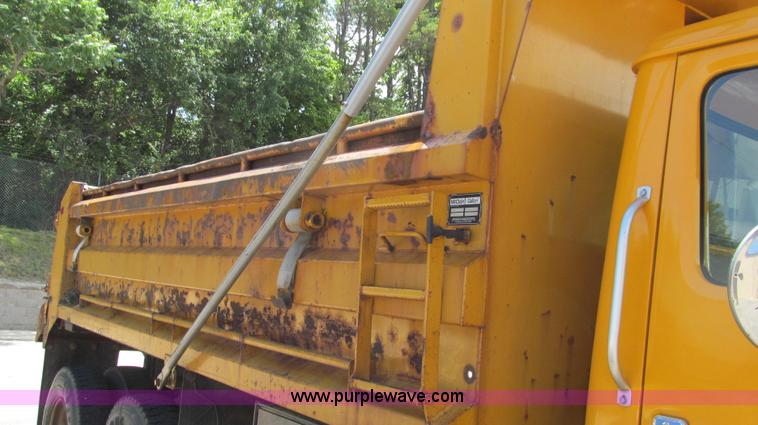 image for item G2027 1999 International 4900 dump truck