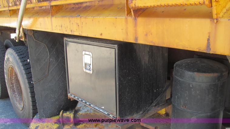 image for item G2027 1999 International 4900 dump truck