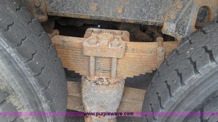 image for item G2027 1999 International 4900 dump truck