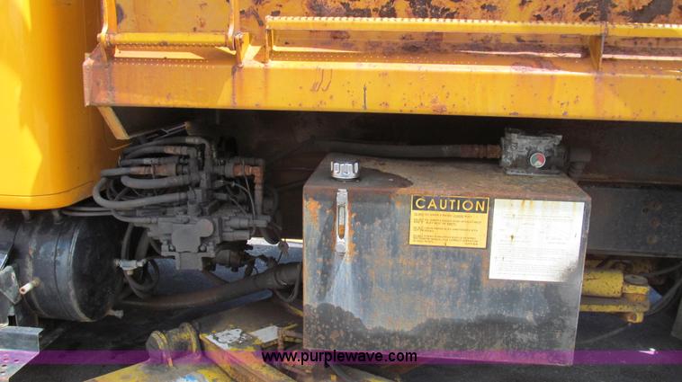 image for item G2027 1999 International 4900 dump truck