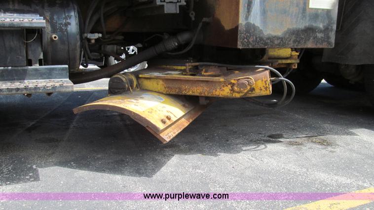 image for item G2027 1999 International 4900 dump truck