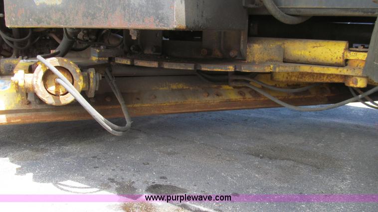 image for item G2027 1999 International 4900 dump truck