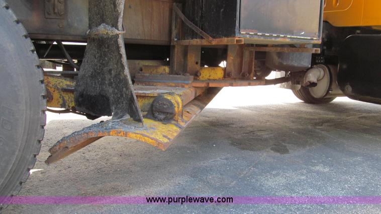 image for item G2027 1999 International 4900 dump truck