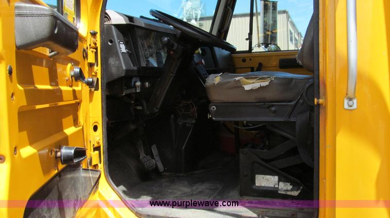 image for item G2027 1999 International 4900 dump truck