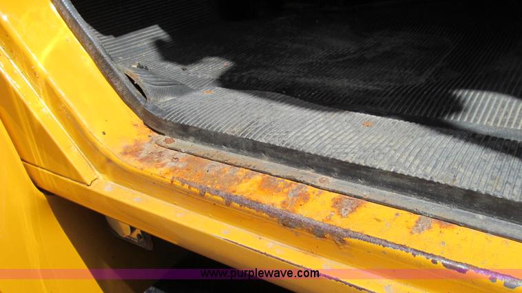 image for item G2027 1999 International 4900 dump truck