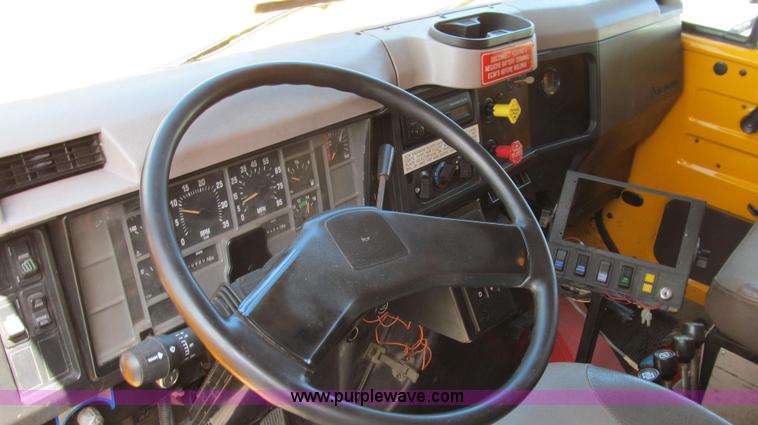 image for item G2027 1999 International 4900 dump truck