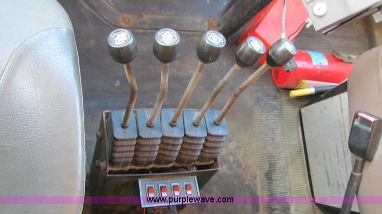 image for item G2027 1999 International 4900 dump truck