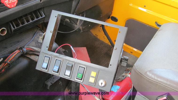 image for item G2027 1999 International 4900 dump truck