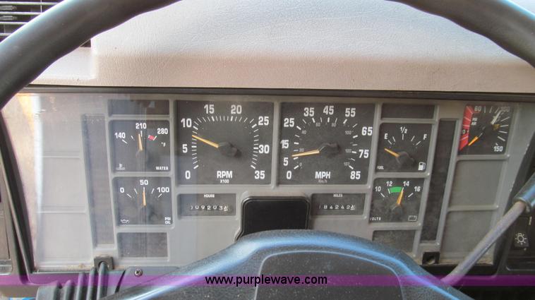 image for item G2027 1999 International 4900 dump truck