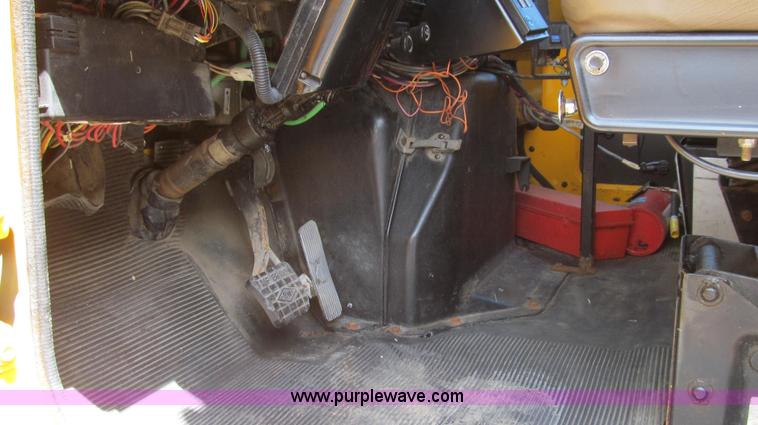 image for item G2027 1999 International 4900 dump truck