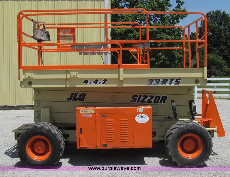 image for item G2028 2000 JLG 33RTS scissor lift