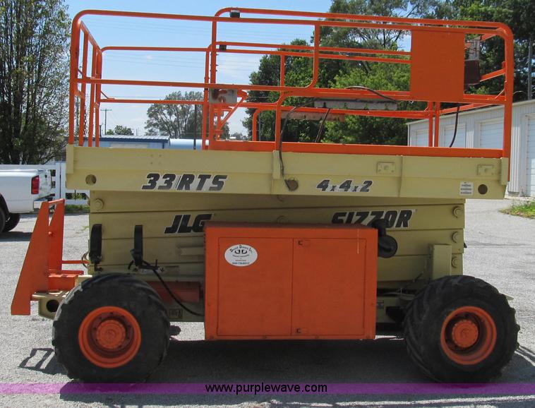 image for item G2028 2000 JLG 33RTS scissor lift