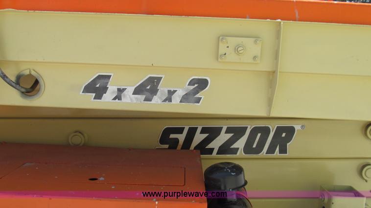 image for item G2028 2000 JLG 33RTS scissor lift