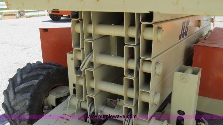 image for item G2028 2000 JLG 33RTS scissor lift