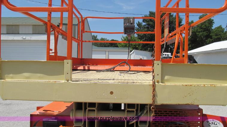 image for item G2028 2000 JLG 33RTS scissor lift