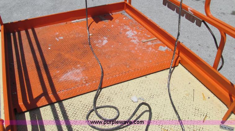 image for item G2028 2000 JLG 33RTS scissor lift