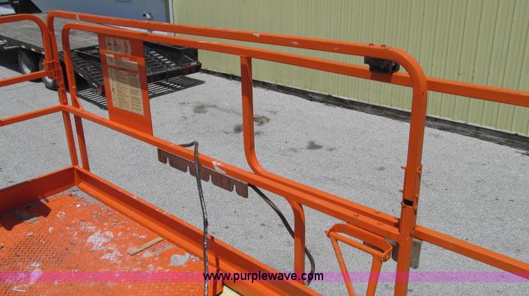 image for item G2028 2000 JLG 33RTS scissor lift
