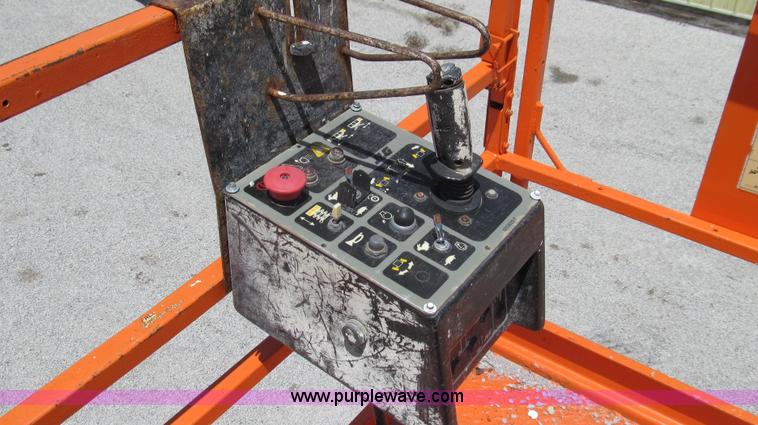 image for item G2028 2000 JLG 33RTS scissor lift