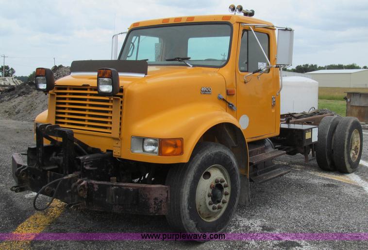 image for item G2030 2000 International 4900 truck cab and chassis