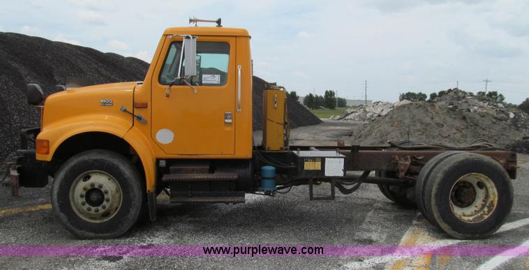 image for item G2030 2000 International 4900 truck cab and chassis