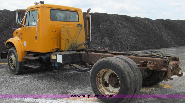 image for item G2030 2000 International 4900 truck cab and chassis