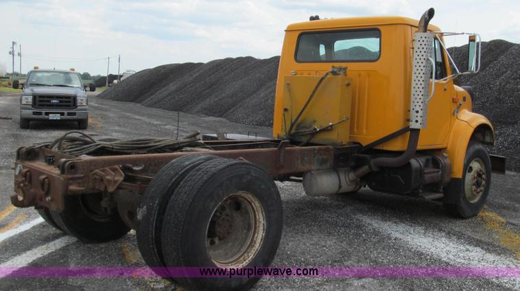 image for item G2030 2000 International 4900 truck cab and chassis