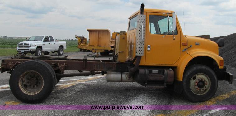 image for item G2030 2000 International 4900 truck cab and chassis