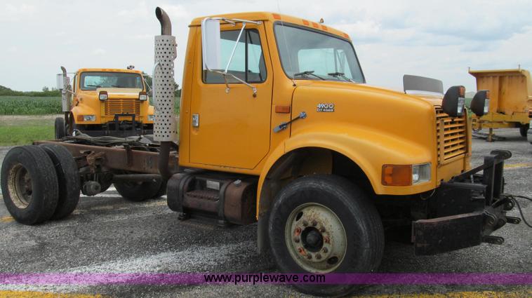 image for item G2030 2000 International 4900 truck cab and chassis