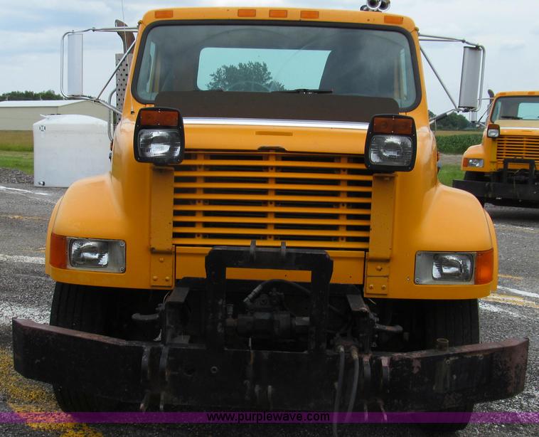 image for item G2030 2000 International 4900 truck cab and chassis