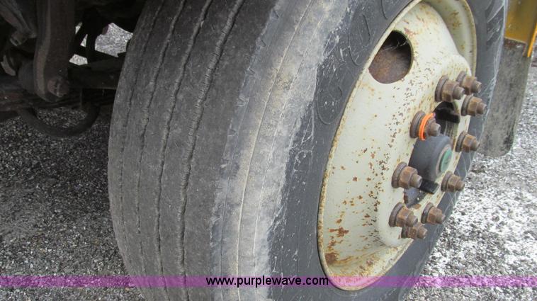 image for item G2030 2000 International 4900 truck cab and chassis