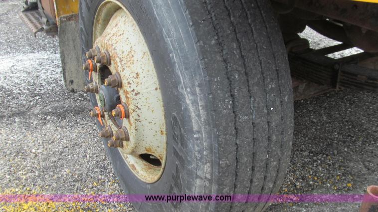 image for item G2030 2000 International 4900 truck cab and chassis