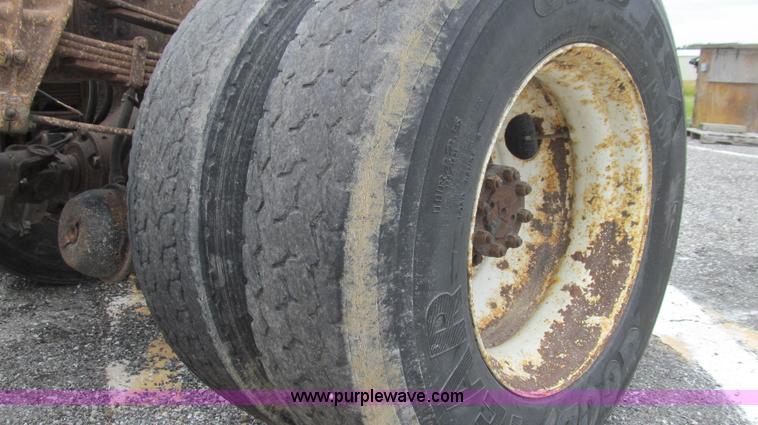 image for item G2030 2000 International 4900 truck cab and chassis