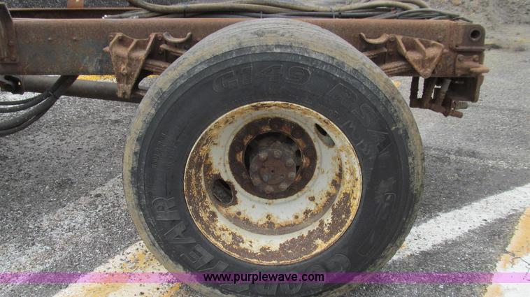 image for item G2030 2000 International 4900 truck cab and chassis