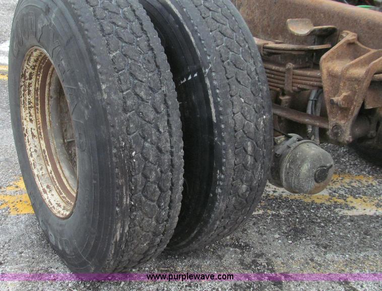 image for item G2030 2000 International 4900 truck cab and chassis