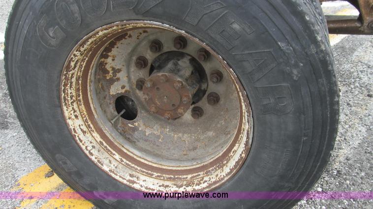 image for item G2030 2000 International 4900 truck cab and chassis